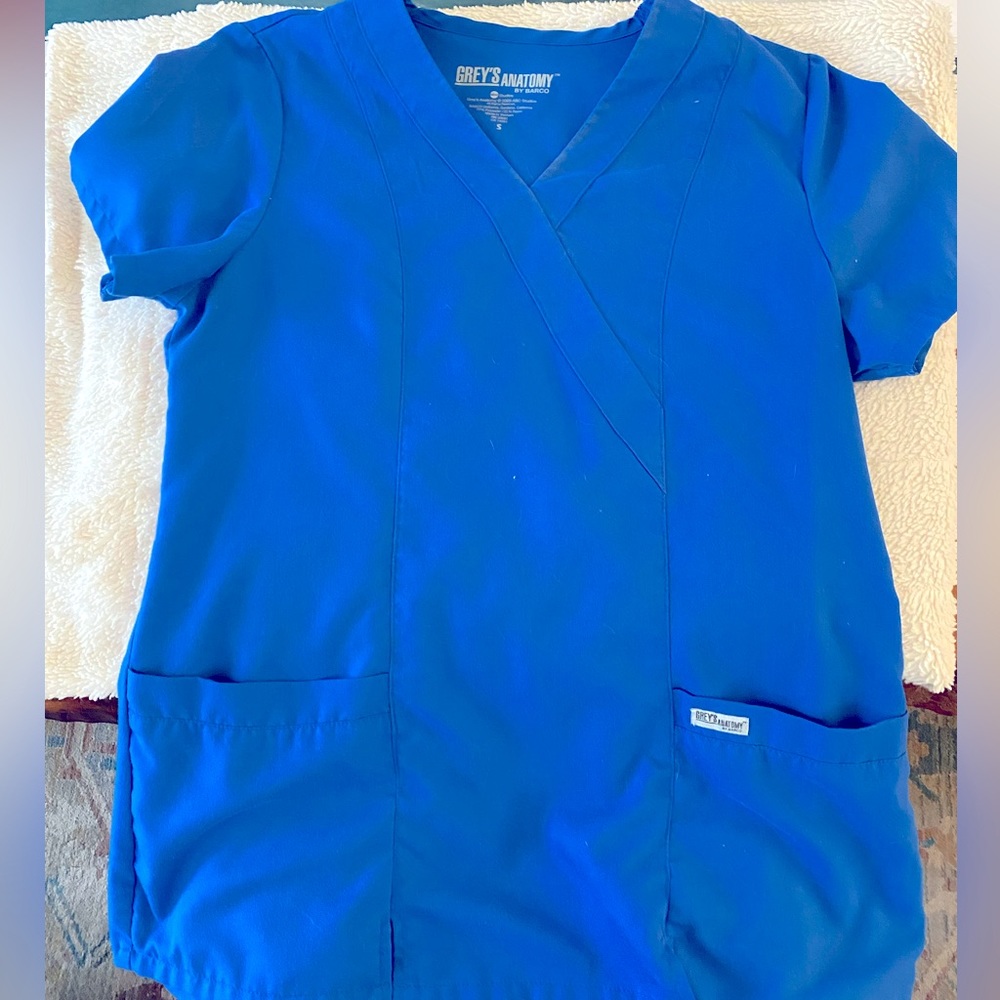 Grey’s Anatomy brand scrubs, boot cut style pants, fitted top with pen pockets
